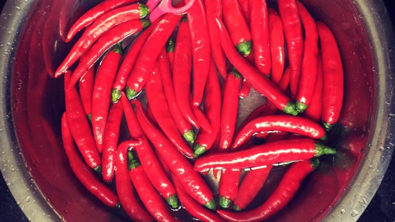 自制刀豆剁椒酱🌶️,红椒洗干净,去掉蒂