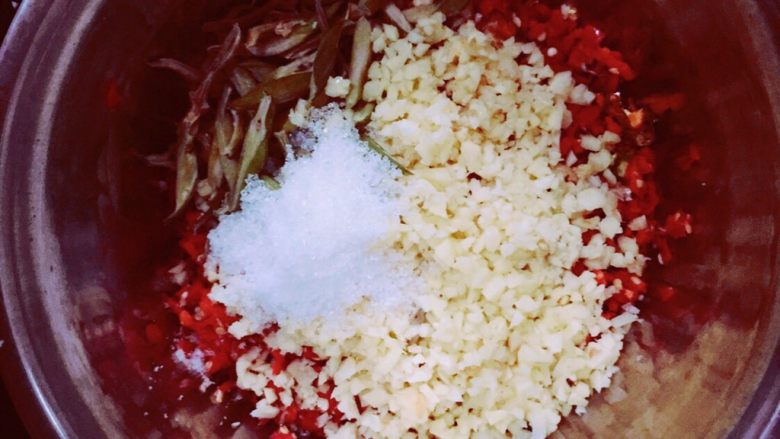 自制刀豆剁椒酱🌶️,红辣椒盆中加入姜、蒜末,刀豆,白糖和盐搅拌均匀