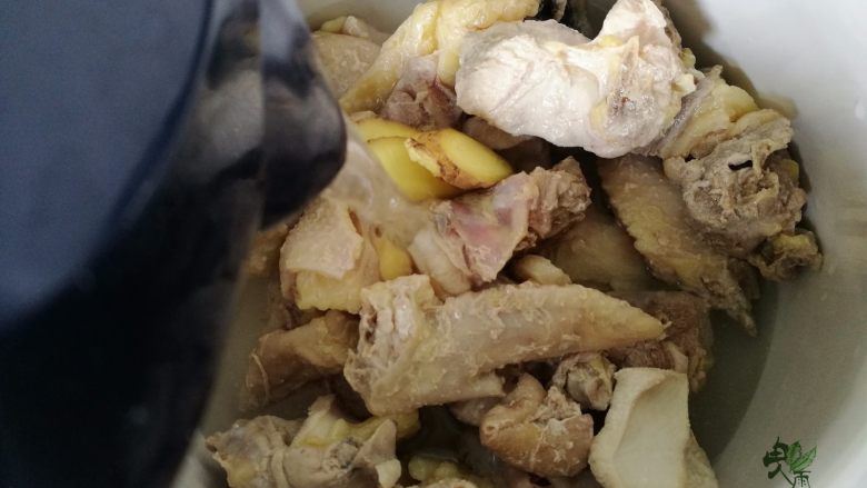 鸡汁笋片面,倒入足量清水,炖煮2-3小时。