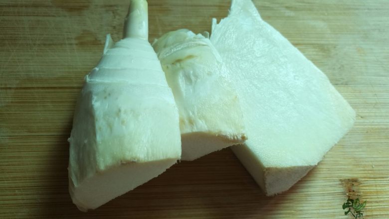 鸡汁笋片面,笋去壳,切成2-3块。