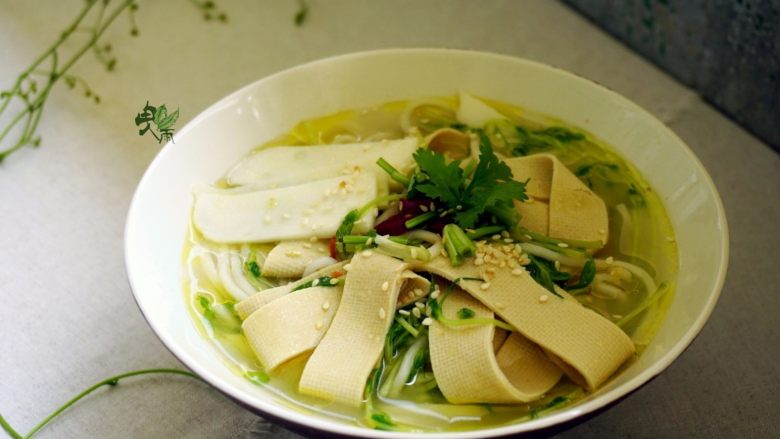 鸡汁笋片面,面汤醇厚鲜香,笋片,豆苗脆口,千张带着豆香,非常美味。