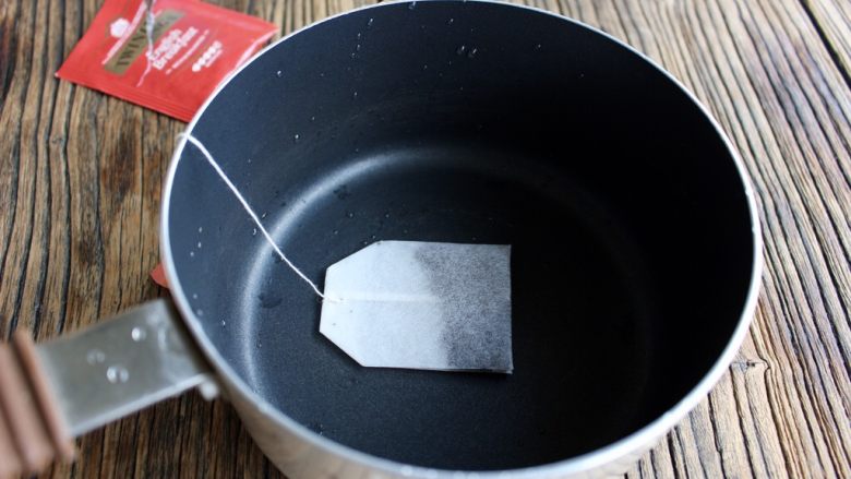 抹茶棉花糖奶茶,锅中先放入红茶包,用小奶锅就行