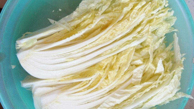 一品娃娃菜,娃娃菜切成连根条,用盐水洗净