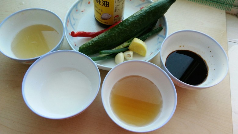 一品娃娃菜,<a style='color:red;display:inline-block;' href='/shicai/ 54'>黄瓜</a>洗净,调料准备好