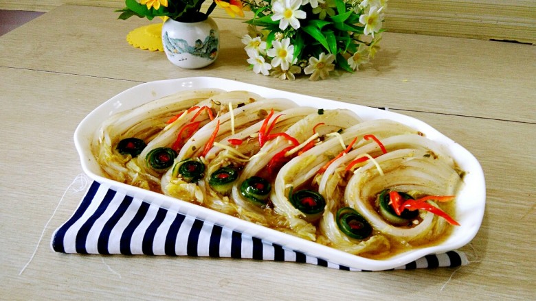 一品娃娃菜,芡汁均匀浇在盘中的娃娃菜上,撒上姜丝、辣椒丝,OK,可以上桌了。