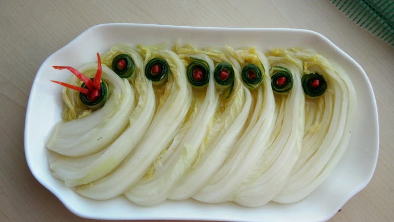 一品娃娃菜,黄瓜长片卷起来,放在每条娃娃菜的卷叶窝窝里,中心放一点<a style='color:red;display:inline-block;' href='/shicai/ 86663'>红辣椒</a>点缀