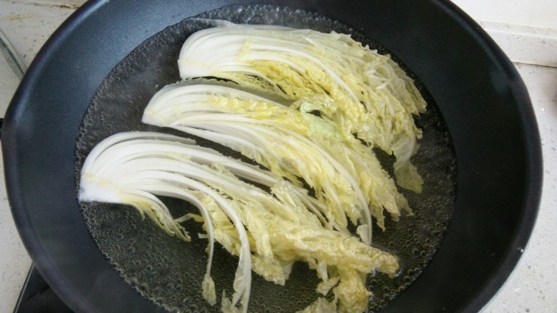 一品娃娃菜,置锅加水,水开下娃娃菜煮至断生捞出
