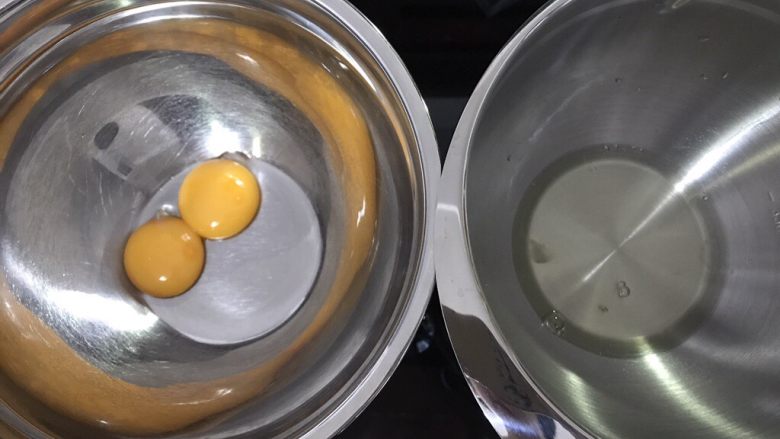 棒棒糖蛋糕,分离好蛋清和蛋黄,容器保证无油无水,蛋清放冰箱冷藏,先制作蛋黄糊。