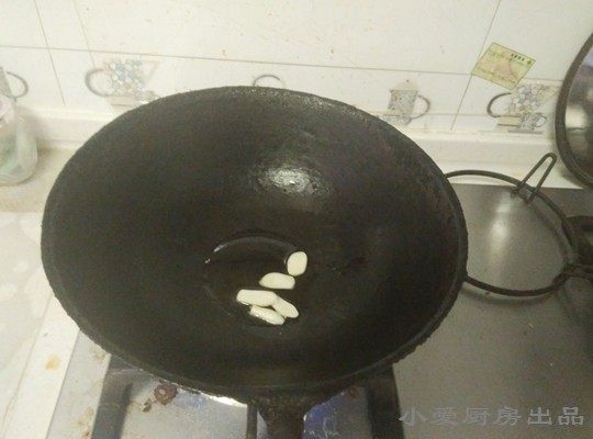 孜然鱼豆腐,将蒜片放入小火爆香。