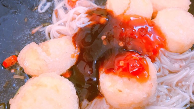 金针菇豆腐煲,下金针菇,耗油,<a style='color:red;display:inline-block;' href='/shicai/ 6197'>蒜蓉酱</a>