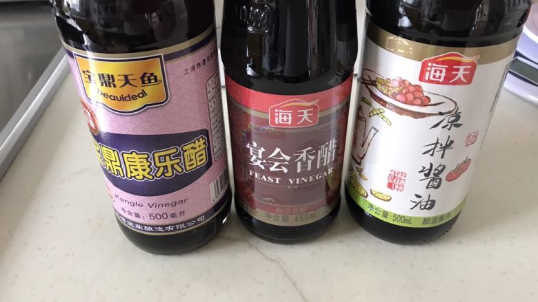 香醋泡凤爪,准备两瓶醋跟一瓶鲜酱油，酱油用凉拌或者生抽都可以