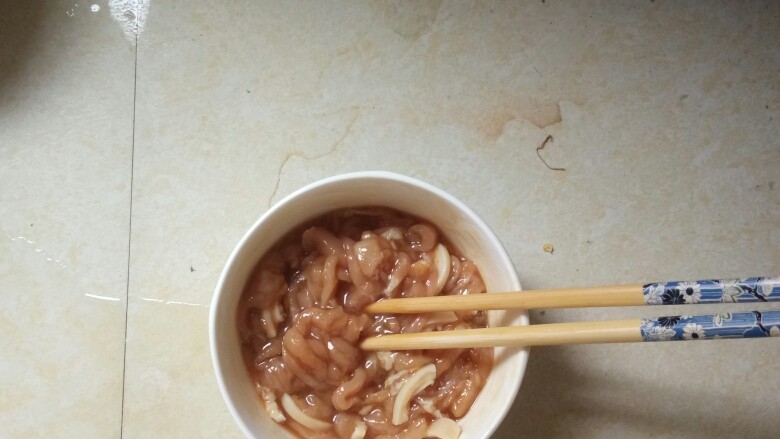 酸辣土豆丝,<a style='color:red;display:inline-block;' href='/shicai/ 414'>猪肉</a>洗净切丝，加入耗油<a style='color:red;display:inline-block;' href='/shicai/ 718'>料酒</a>腌制15分钟左右