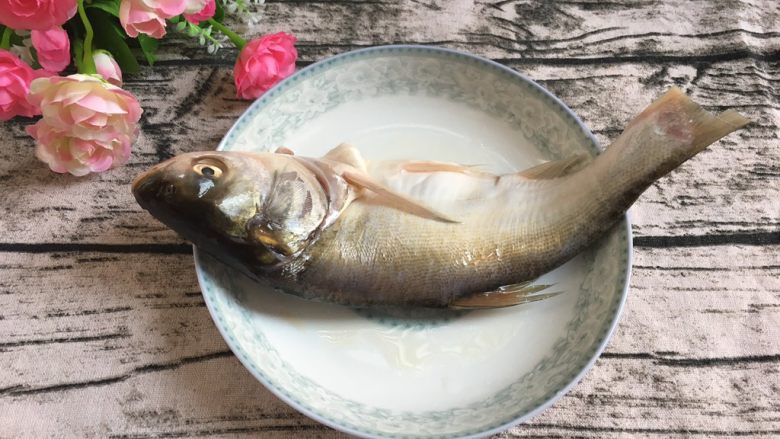 阳江特色豆鼓蒸鲢鱼,鱼去鳞洗干净，备用