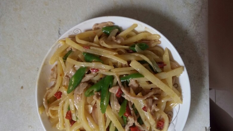 酸辣土豆丝,锅里倒油，油热肉下锅倒入蒜瓣<a style='color:red;display:inline-block;' href='/shicai/ 86663'>红辣椒</a>小炒一会，然后土豆丝和青辣椒一起下锅炒