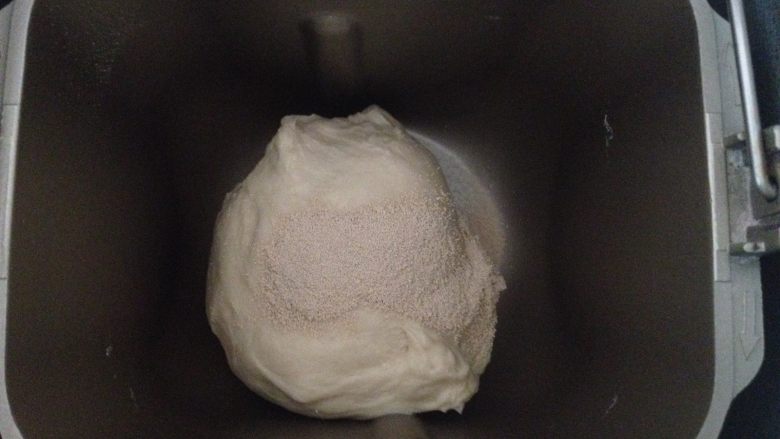 玫瑰花面包,一个揉面程序结束后(20分钟)放入酵母,醒面1小时后再揉15分钟