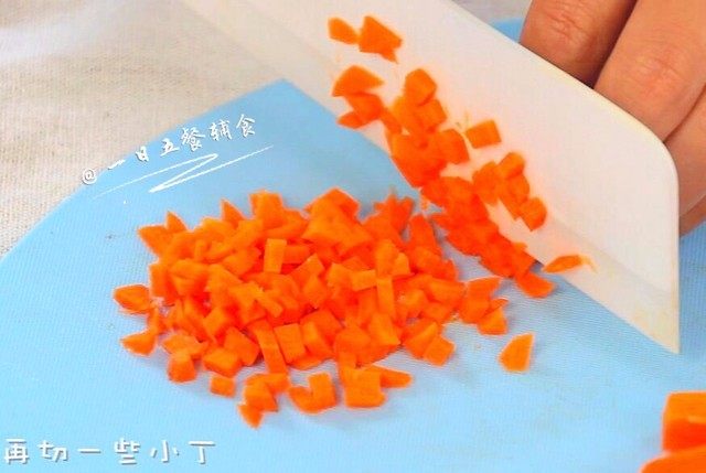 蘸汁鸡翅 & 胡萝卜手指条 & 鸡汤冻,再切几个小丁。
🌻小贴士:小丁煮好后撒在鸡翅上,增加食欲。