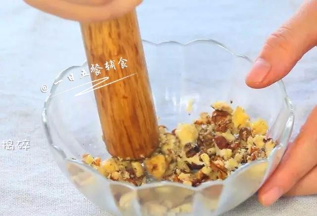 蘸汁鸡翅 & 胡萝卜手指条 & 鸡汤冻,核桃掰开,捣碎。