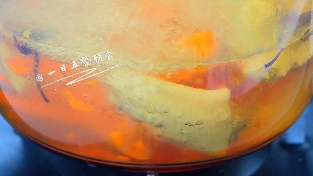 蘸汁鸡翅 & 胡萝卜手指条 & 鸡汤冻,煮开后转小火煮40分钟。
🌻小贴士:煮的时间一定要久一点才能达到肉烂脱骨的效果,而且脂肪更多的融入进汤里。