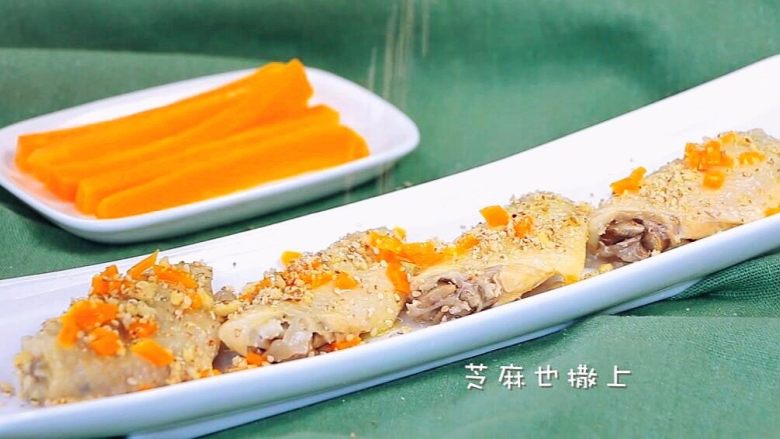 蘸汁鸡翅 & 胡萝卜手指条 & 鸡汤冻,煮熟的胡萝卜丁撒在鸡翅上,核桃碎、芝麻也撒上去。