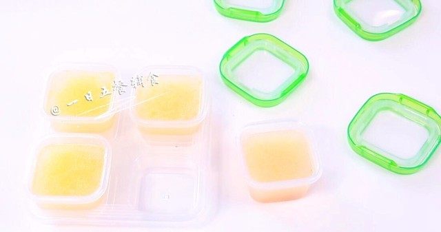 蘸汁鸡翅 & 胡萝卜手指条 & 鸡汤冻,鸡汤放密封容器中冷藏或者冷冻。🌻小贴士:这个好用的容器来安利下,真的很食用,从小柚子6个月开始用,已经2年了,刚开始会盛放2天内要吃的辅食
