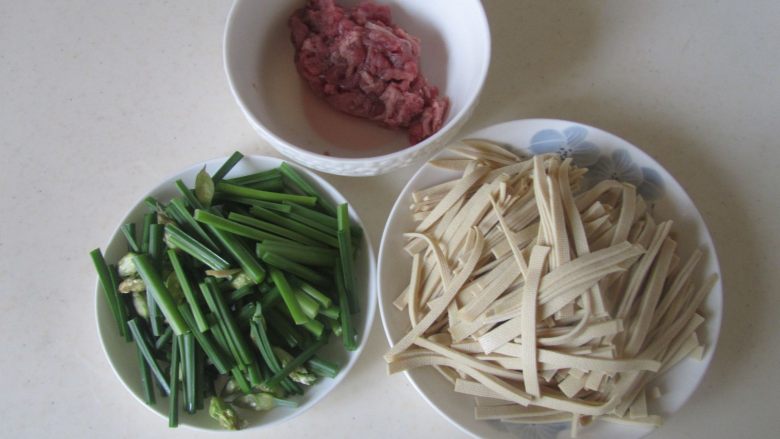 千张韭菜薹炒牛肉丝,准备好原材料;