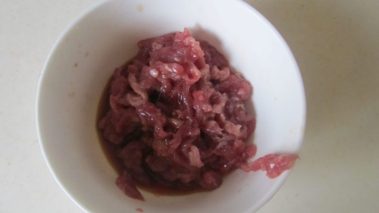 千张韭菜薹炒牛肉丝,腌制一下,再加入少许水(或者啤酒)抓匀,吃进更多的水分;