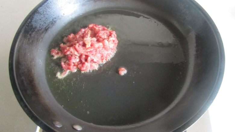 千张韭菜薹炒牛肉丝,热锅凉油, 放入腌制好的牛肉丝进去煸炒;