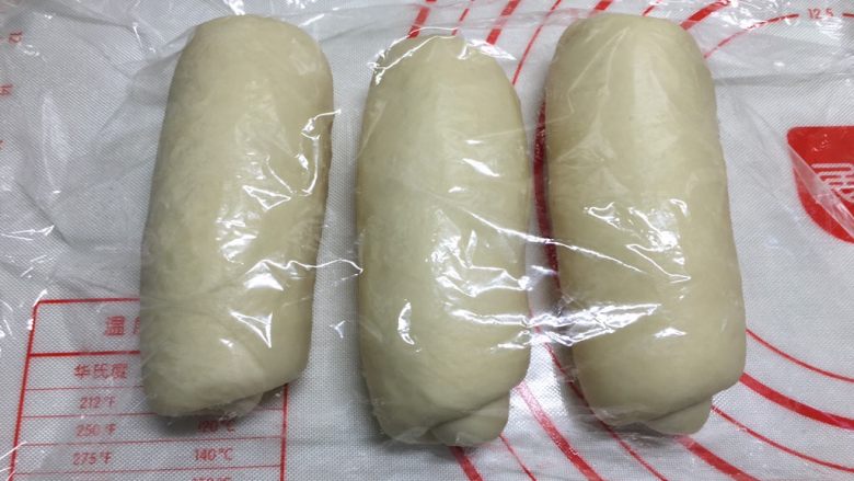基础白吐司(波兰种),三个面团全部擀好,盖上保鲜膜再醒10来分钟