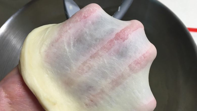 基础白吐司(波兰种),检查面团已经揉至完全阶段,可以拉出手套膜