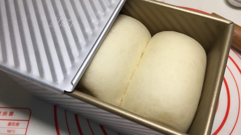 基础白吐司(波兰种),盖上吐司盒盖,烤箱预热180度烤40分钟
