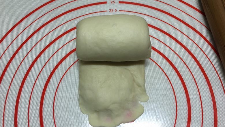 基础白吐司(波兰种),自上而下卷起,收口处捏紧