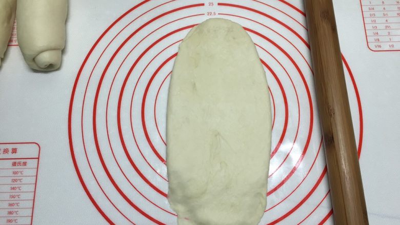 基础白吐司(波兰种),醒好的面团用擀面杖擀成约20*10的牛舌状