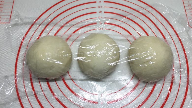 基础白吐司(波兰种),面团排气后,等分成三部分,滚圆盖上保鲜膜,醒10分钟