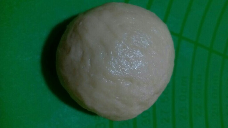 玫瑰花椰蓉面包,发酵好后的面团取出排气,再用保鲜膜盖着,松弛15分钟