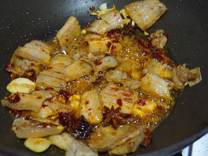 嫩豆角烧肉,然后下大蒜,老姜,<a style='color:red;display:inline-block;' href='/shicai/ 705'>豆瓣酱</a>炒出红油