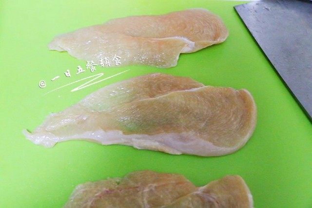香酥煎鸡排,用刀横着割片,一块鸡胸肉我割了三片,注意别割到手。