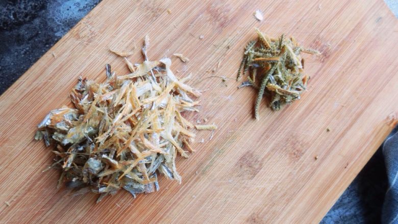 干货满满的小鱼干辣椒酱,鱼干去掉中间的硬骨,撕成小块,撕的过程有点累,也可以切的。虾米瑶柱都撕成碎碎。