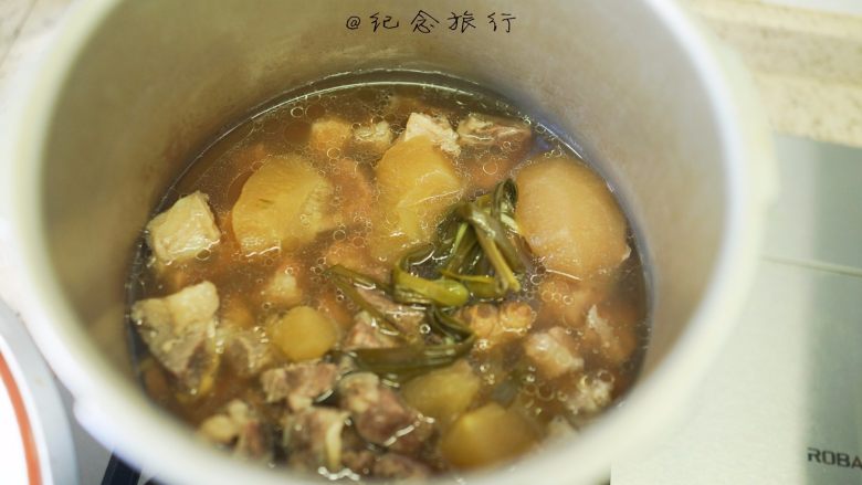 超好吃的苹果炖牛腩,4、 高压锅压10分钟小火5分钟关火后等自然放气后开盖