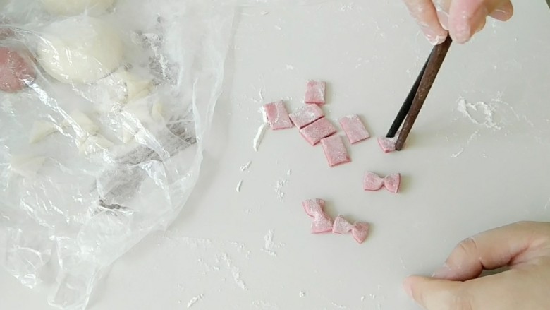 HelloKitty可爱喵馒头,切出长方形,用筷子一夹,可以做出蝴蝶结。