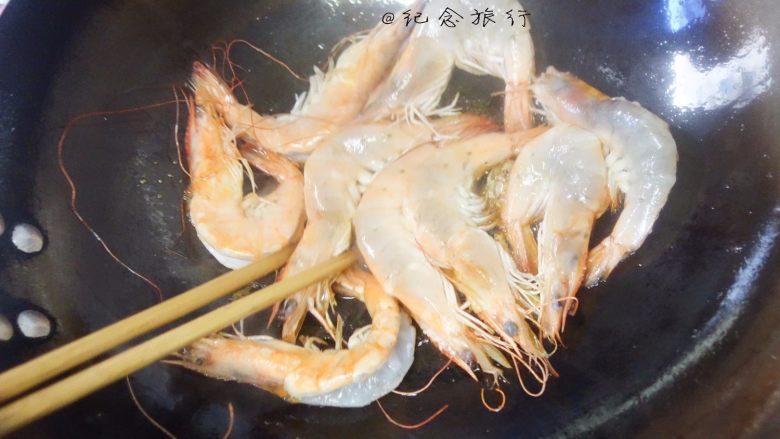 油焖大虾,热锅冷油放姜爆香加入<a style='color:red;display:inline-block;' href='/shicai/ 296'>大虾</a>