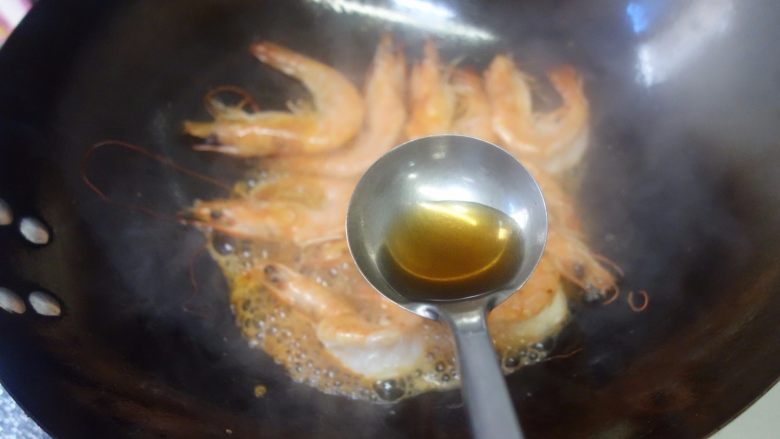 油焖大虾,加入一勺<a style='color:red;display:inline-block;' href='/shicai/ 718'>料酒</a>