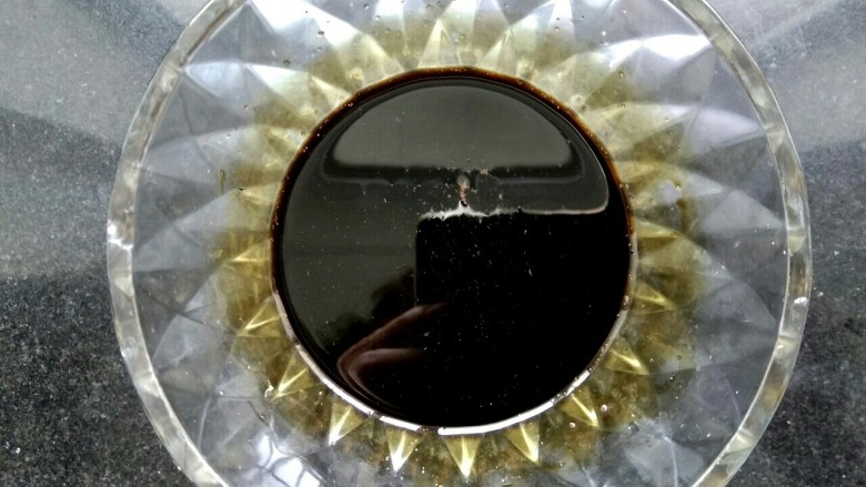 土豆粉条炖翅根,拿一小碗,放3勺生抽,一勺料酒,2勺<a style='color:red;display:inline-block;' href='/shicai/ 762'>老抽</a>,一勺糖,适量盐拌匀
