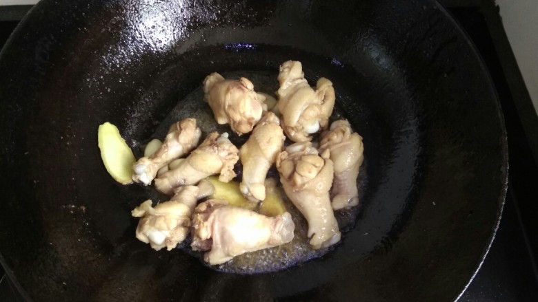 土豆粉条炖翅根,放入鸡翅根,翻炒至焦黄
