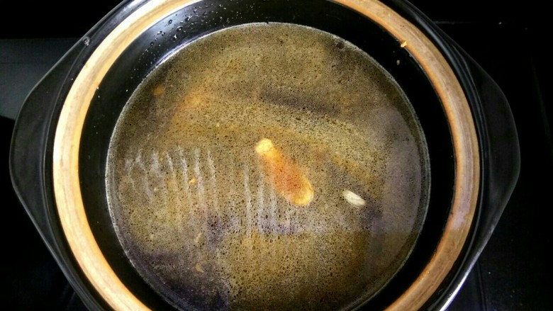 土豆粉条炖翅根,把翻炒好的翅根倒入砂锅,放入适量清水