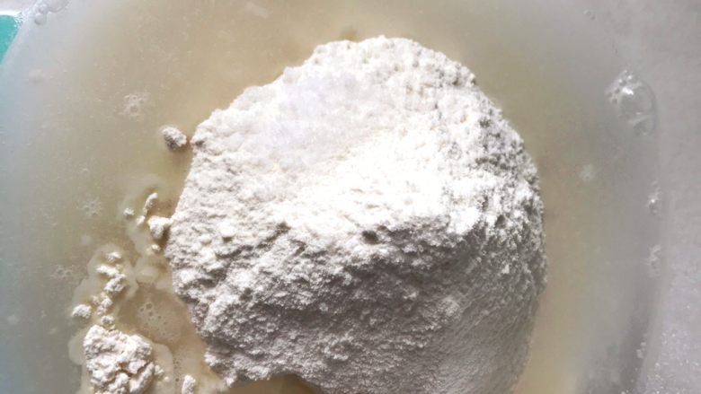 36小時天然酵種黑麥法棍,然後將麵粉跟冰水攪拌成團,用手揉就可以了