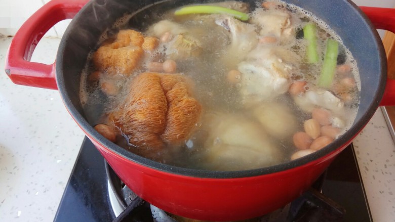 秋风渐凉,来一碗猴头菇鸡汤养胃吧,大火烧开后转小火煲一个半钟