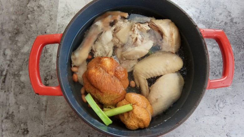 秋风渐凉,来一碗猴头菇鸡汤养胃吧,加入适量水