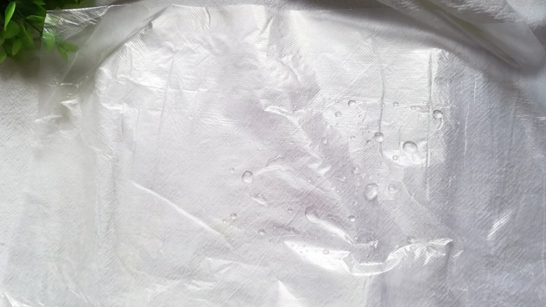 苏格兰蛋,取一张保鲜袋,刷上一层清水