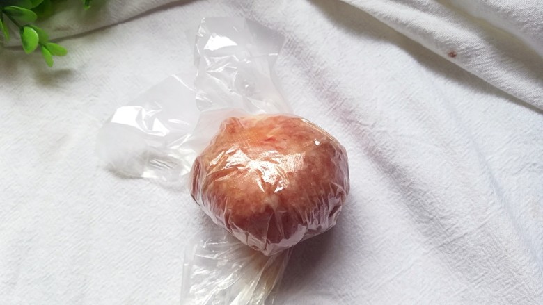 苏格兰蛋,用保鲜袋将肉糜把鸡蛋包起来,静止1半钟,固定下造型
