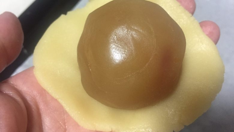 广式月饼(紫薯蛋黄馅),还做了莲蓉馅的,做法相同。